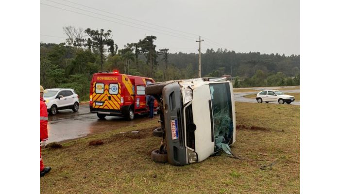 Laranjeiras - Van perde o controle e tomba no trevo de acesso a UFFS